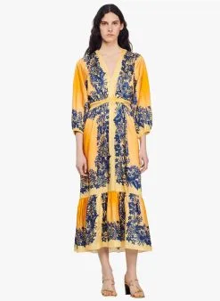 Sandro WILLOW - Lange, Uitlopende Jurk Met V-decolleté En Print | Oranje